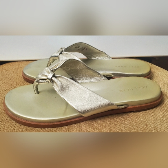 SZ 5.5 COLE HAHN Fiona Thong Flat Sandals In light gold - Picture 1 of 4